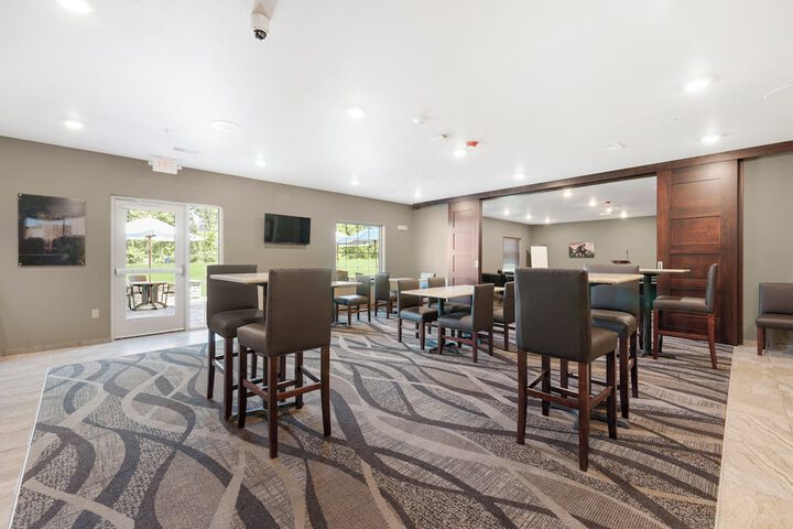 Cobblestone Hotel & Suites - Urbana