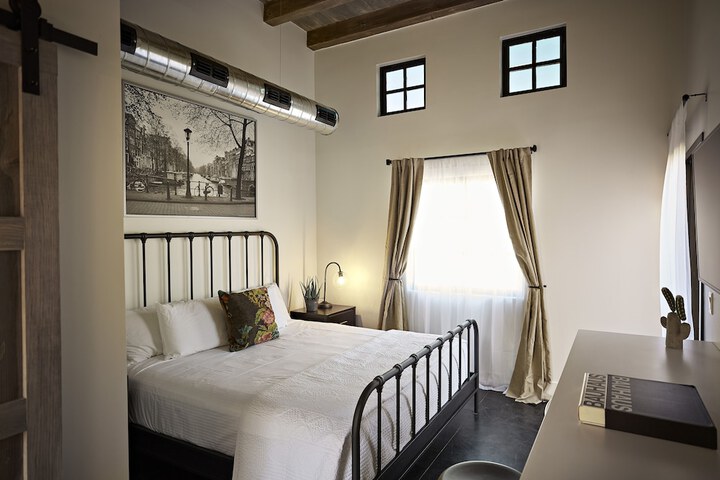 Room 48 of 68