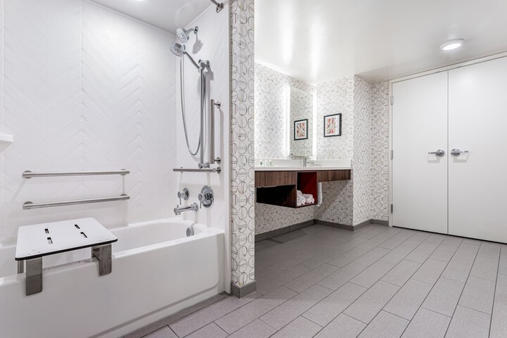 Room 32 of 42