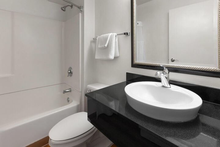 Travelodge by Wyndham Madison Heights MI