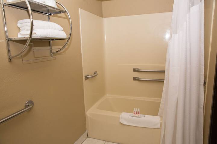 Econo Lodge Canton North