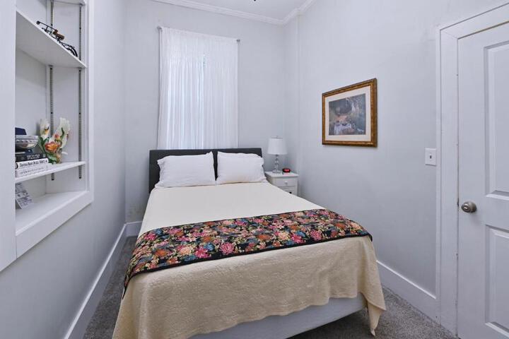 Dual patios Free Laundry Service, College steps