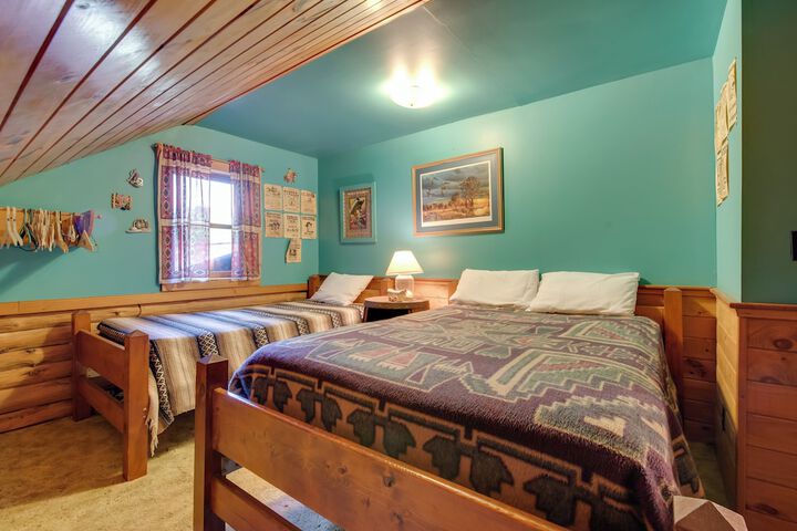 Handcrafted Log Cabin in Candor: Group Getaway!