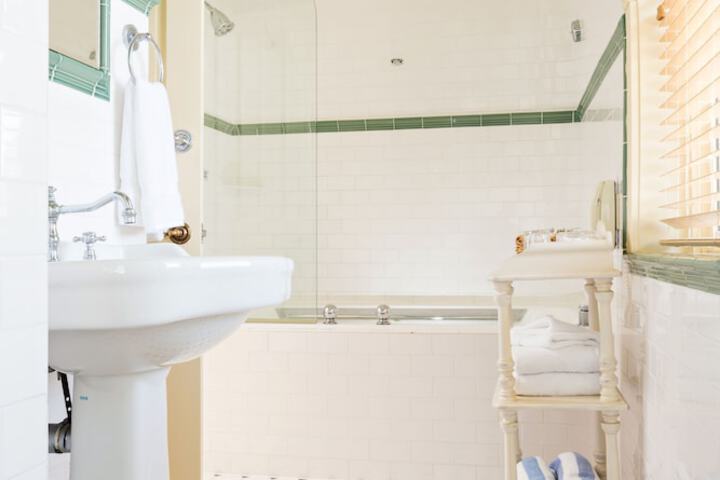 Brass Key Guesthouse - Adults Only