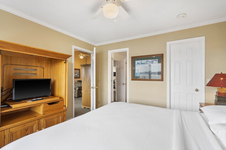 Room 33 of 152
