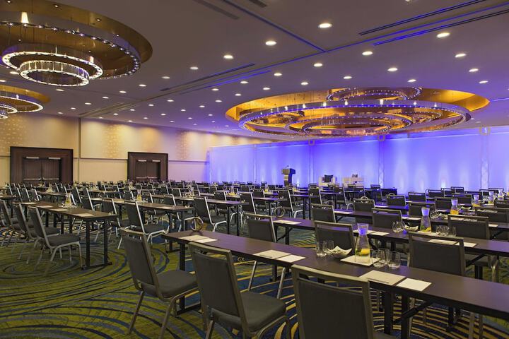 Renaissance Arlington Capital View Hotel