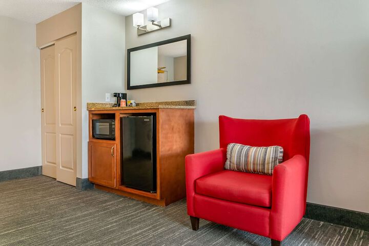 Country Inn & Suites by Radisson Rossford - Toledo South