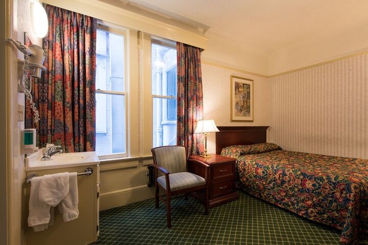 Room 27 of 68