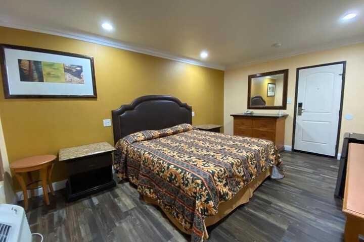 Room 9 of 26