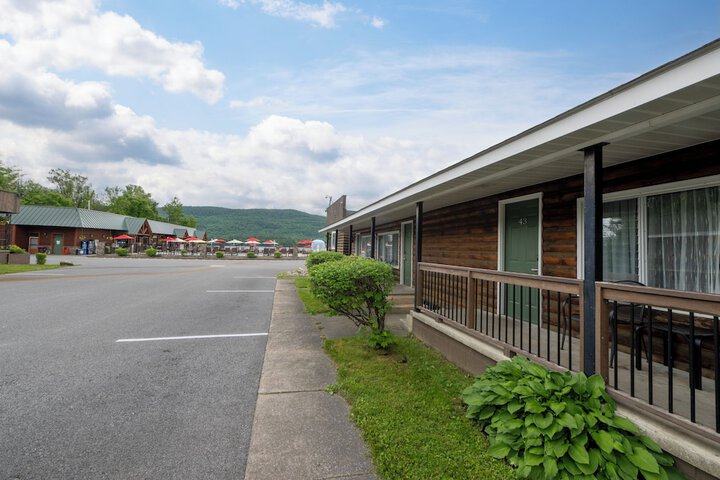 Scottys Lakeside Resort