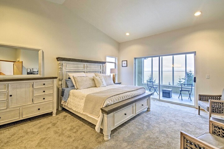 Unique Port Ludlow Home w / 3 Decks & Hot Tub!