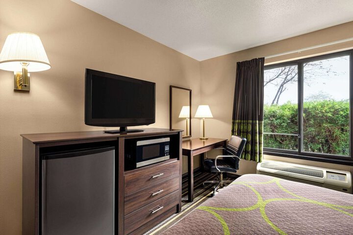 Super 8 by Wyndham Germantown / Milwaukee