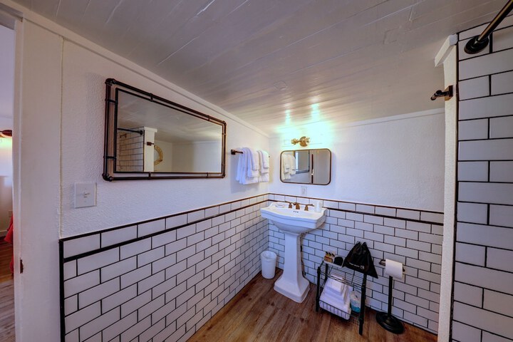 Room 33 of 63