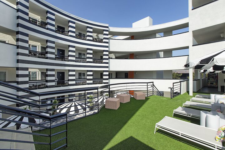 Hotel Exterior 38 of 40