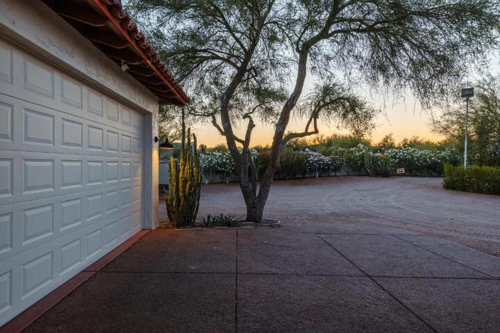 Grand Desert Getaway with Pool and Peloton with Sonos and Office