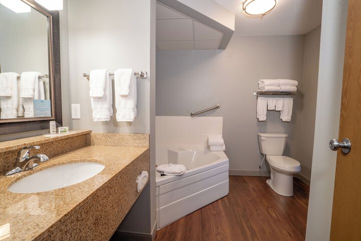 AmericInn by Wyndham Valley City - Conference Center