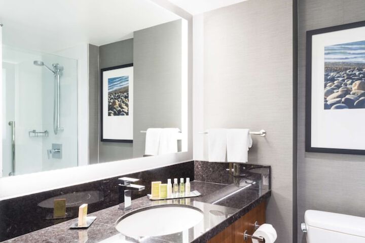 DoubleTree by Hilton Hotel & Suites Victoria