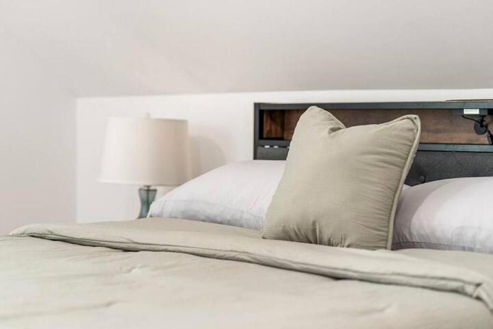 NYC Access 4BR Duplex Sleeps 10 Free Parking