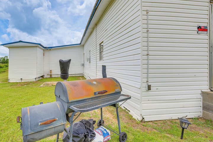 Clanton Cottage w / Charcoal Grill & Porch!