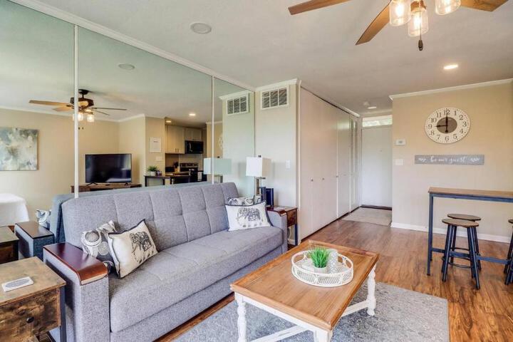Lakeside Villa - Quite Location walk to the Country Club