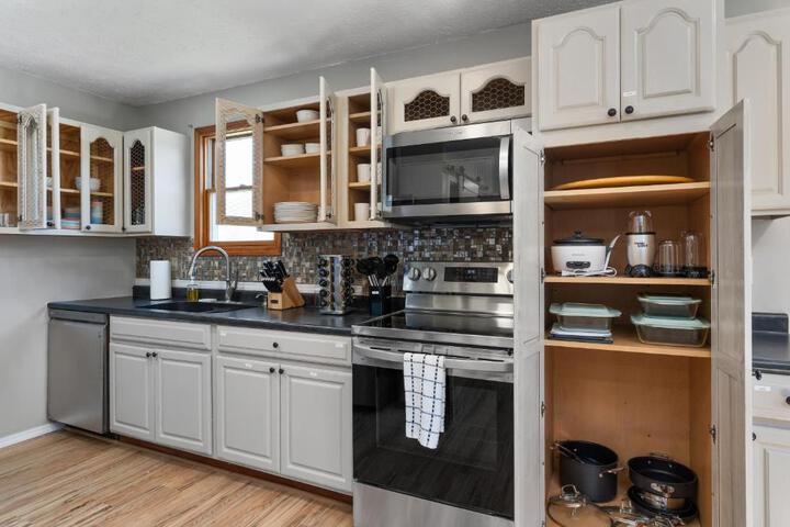 Spacious Cabin Near Hocking Hills and Caves with Hot Tub and Firepit