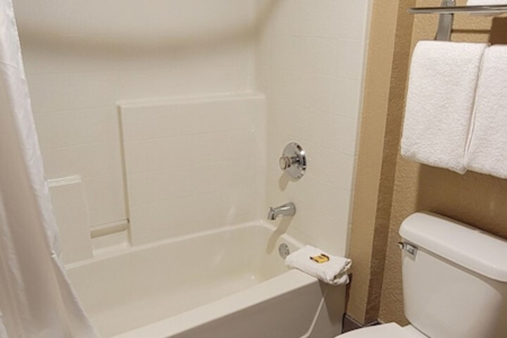 Best Western Plus Bayshore Inn