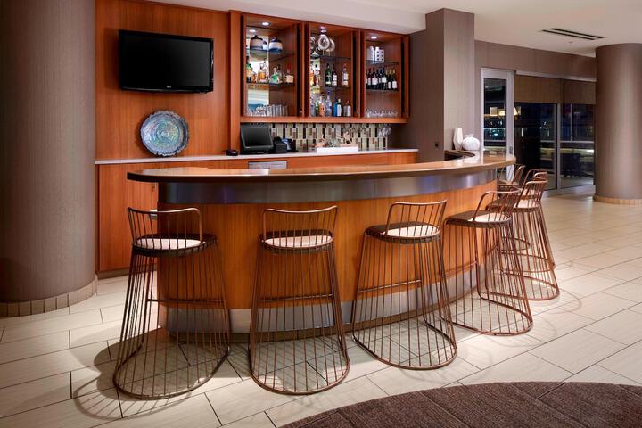 Lounge 19 of 22