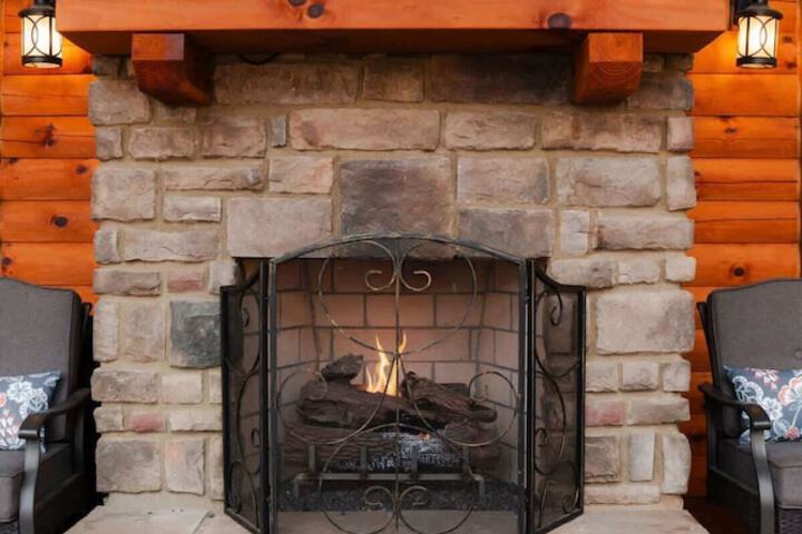 Sleeps 16! Luxury Cabin With Game Room & Hot Tub