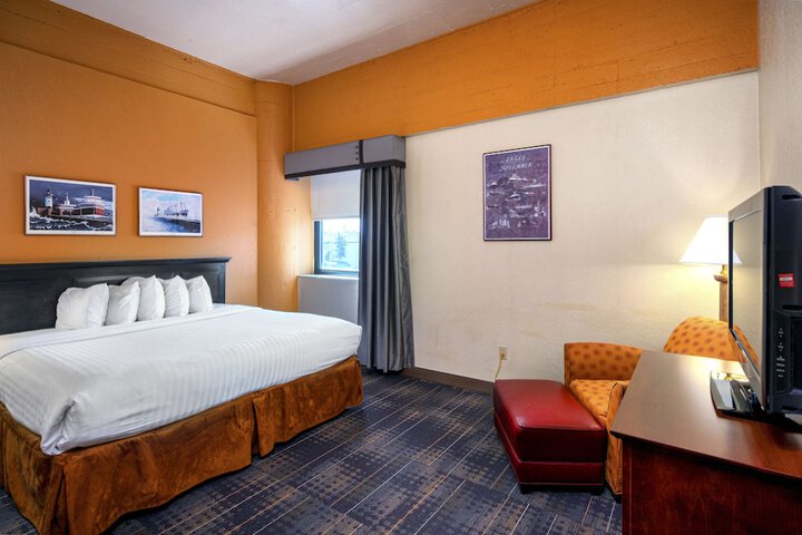 Room 33 of 74