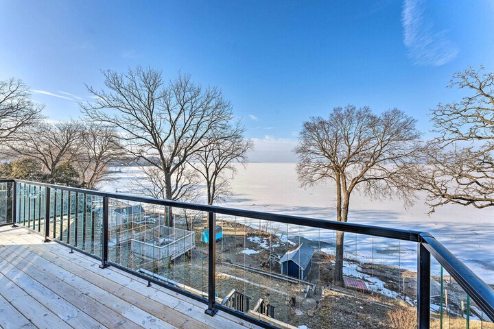 Lakefront Home w / Gorgeous Sunsets Kayaks, & Pier