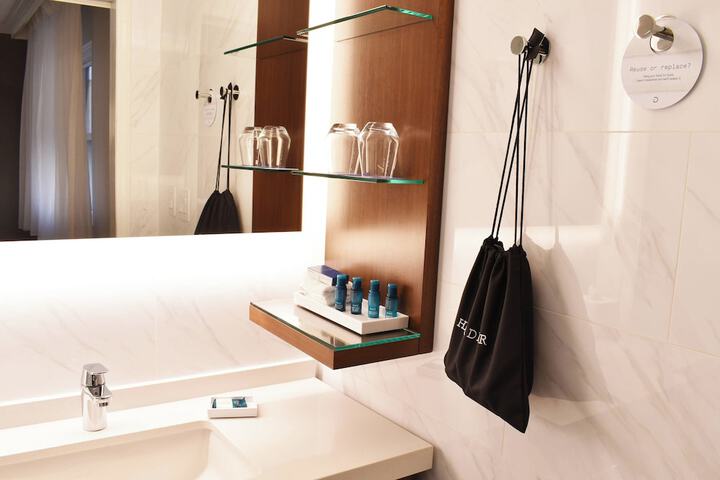 Room 14 of 28