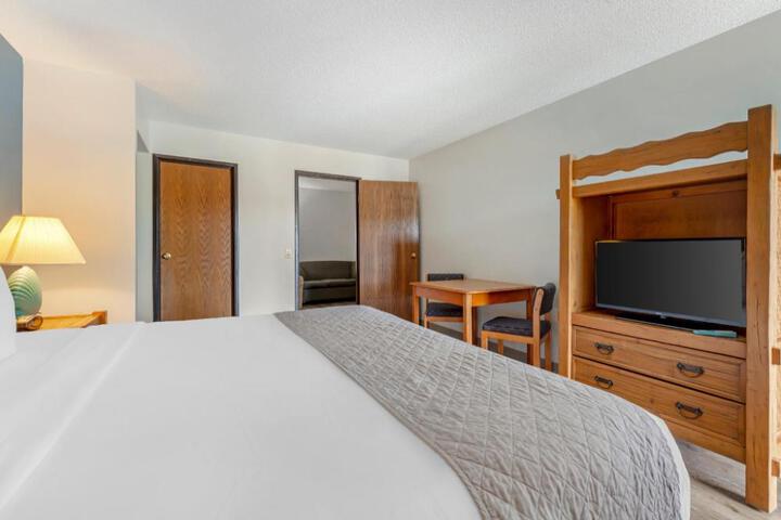 Polynesian Hotel Wisconsin Dells - Near Noahs Ark