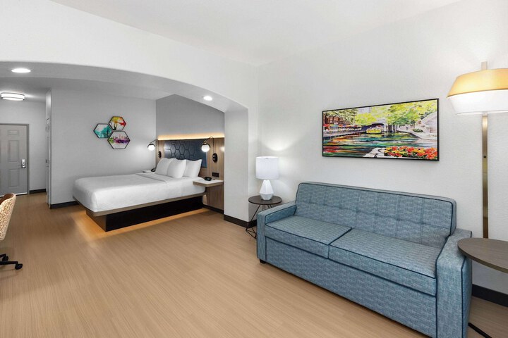 Room 34 of 47