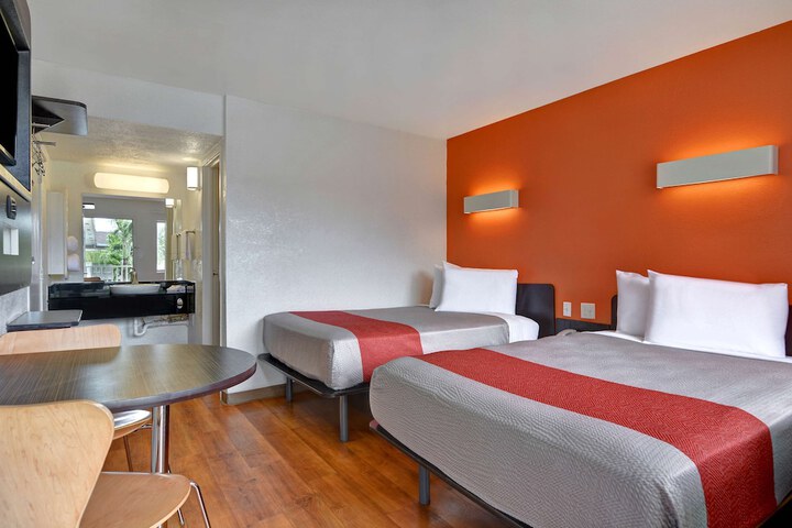 Room 11 of 24