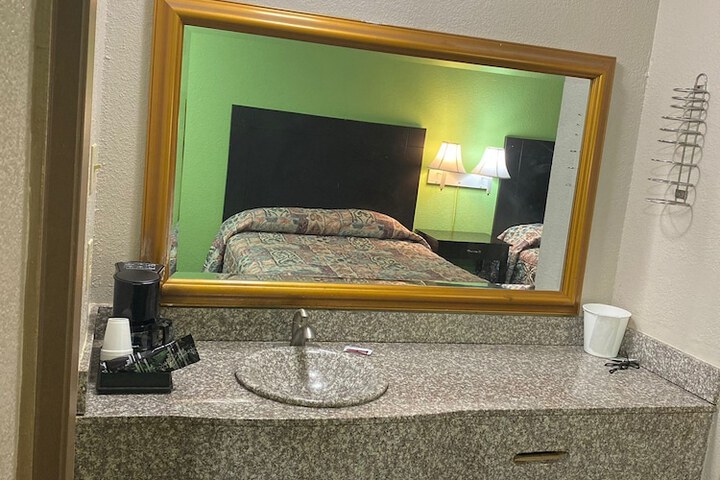 Room 4 of 17