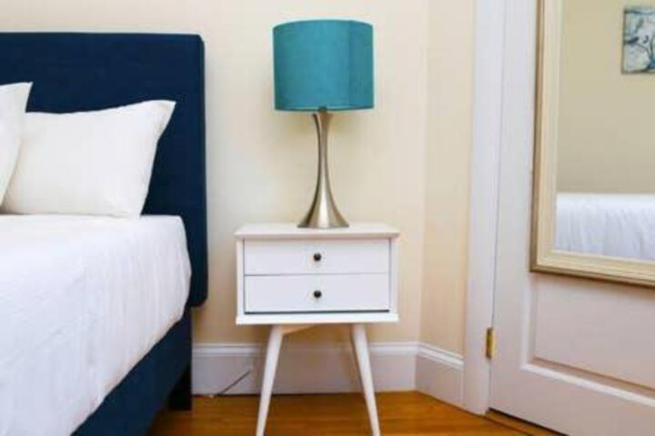 Stylish Apartment in Malden. 20 min from Boston