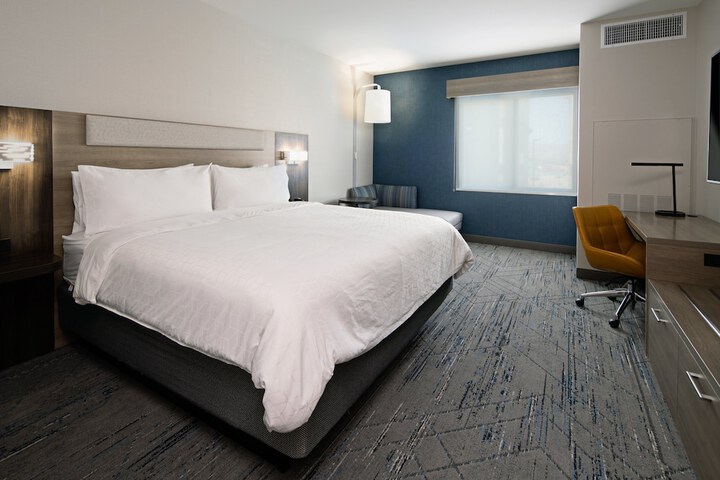 Holiday Inn Express & Suites Valencia - Santa Clarita by IHG