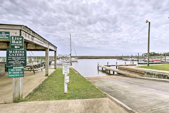 Diamondhead Condo - Marina Pool Access & Golfing!