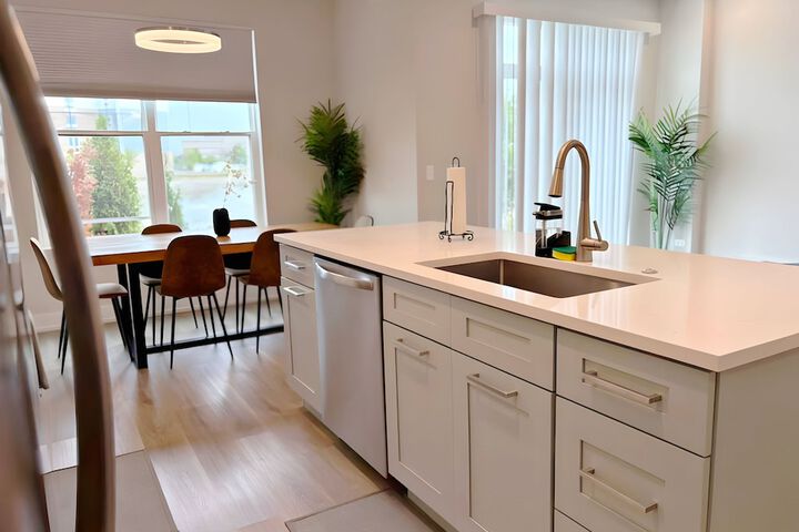 4BR Townhouse with Parking - WV rep 3