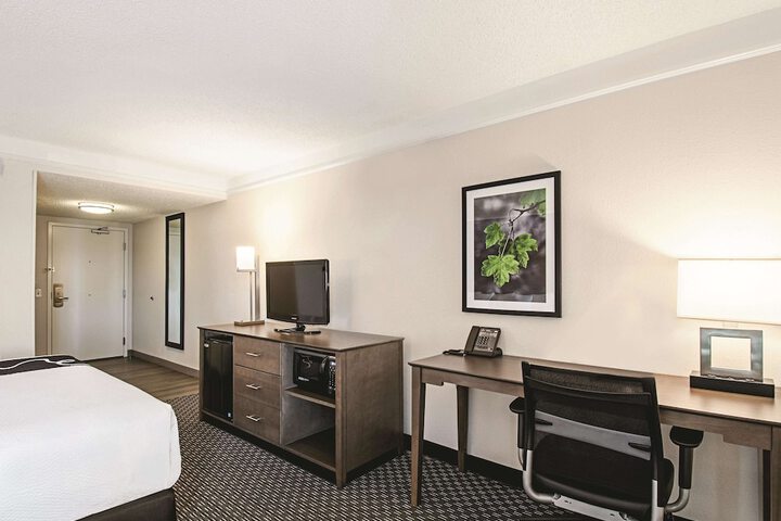 La Quinta Inn & Suites by Wyndham Cincinnati Sharonville