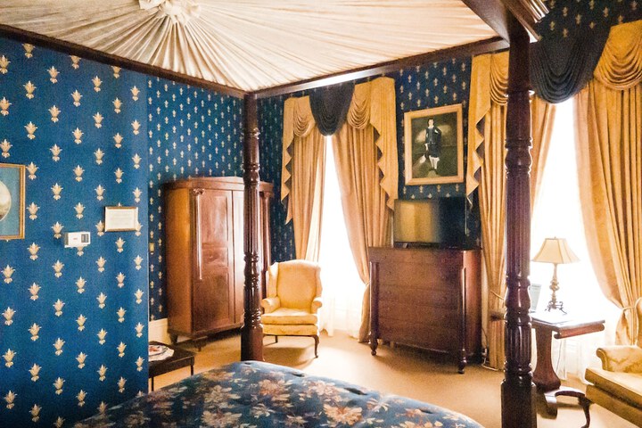 Room 27 of 142