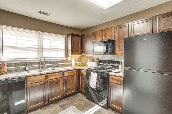 Quaint Pocahontas Townhome Central Location!