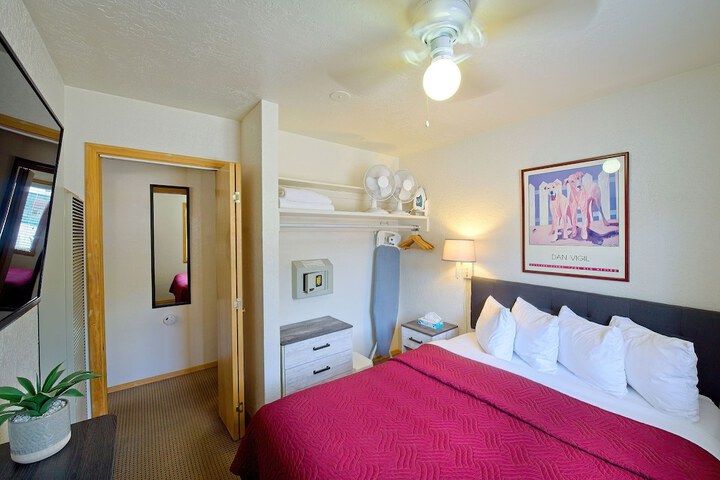 Room 11 of 16