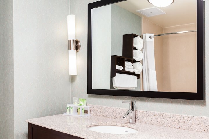 Holiday Inn Express & Suites Eureka by IHG