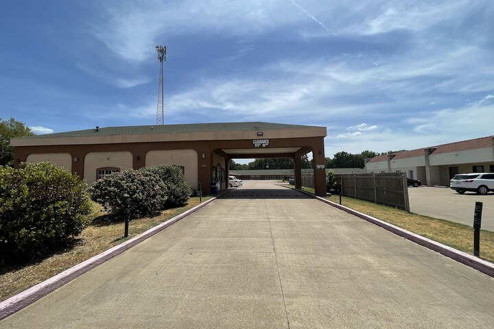 Gun Barrel Executive Inn