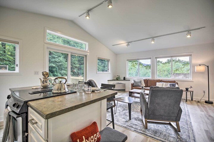 Airy & Bright Hideaway Near Smugglers Notch!