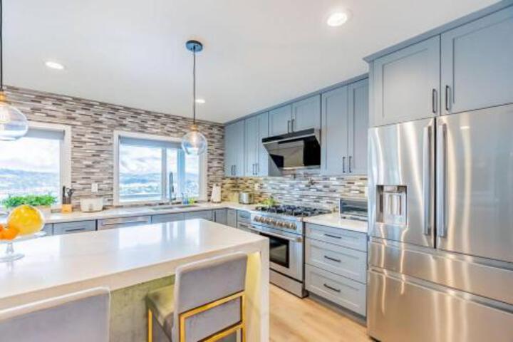 Luxurious 5B4B Home with Pool and View