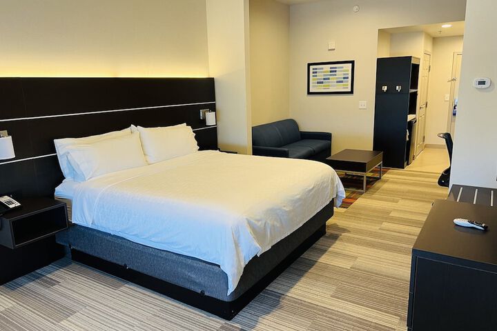 Holiday Inn Express & Suites Salinas by IHG