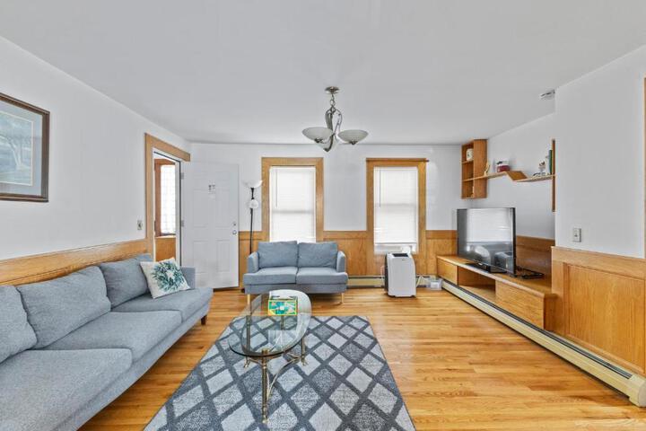 17-19Cozy & Spacious 6BR home in Malden with window AC and free parking