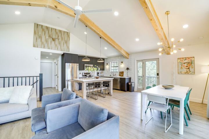 Pine Cabin w / Large Deck & Scenic Mountain Views!